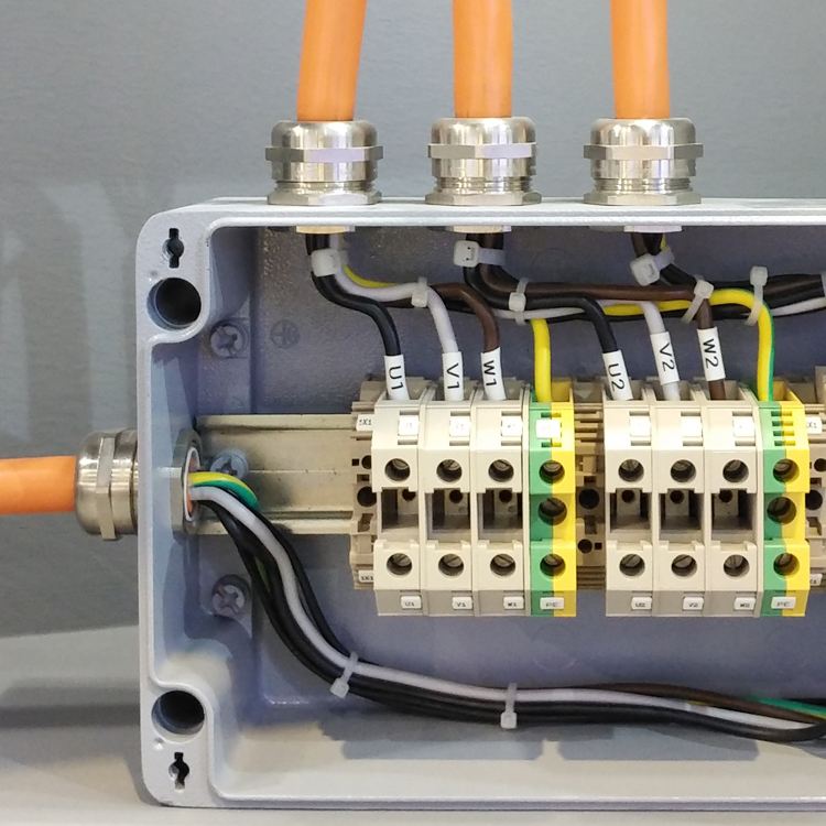 金属电缆接头在电机上的安装效果图