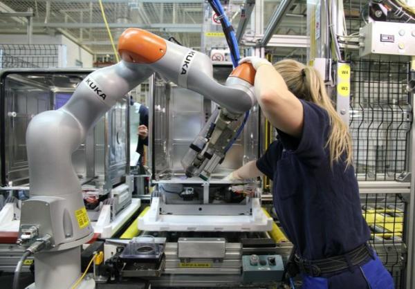 世界各地工厂中运行的工业机器人数量达创纪录水平